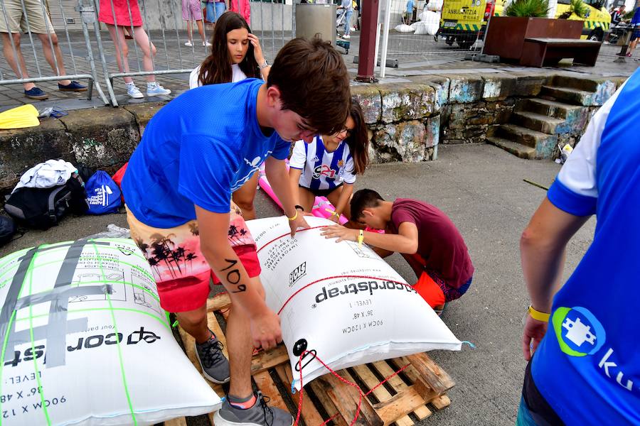 Eguraldia ez dute izan eta beraien alde, baina burutu dituzte lanak. Dena prest dago Flamenkan bazkaldu eta gero portutik Kontxako hondartzarako bidea egiteko