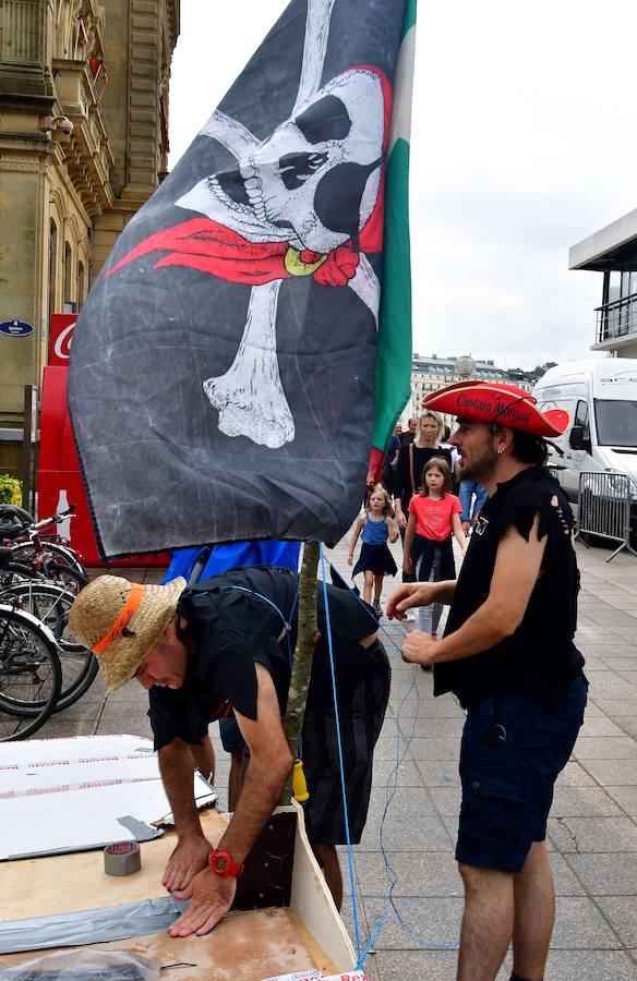 Eguraldia ez dute izan eta beraien alde, baina burutu dituzte lanak. Dena prest dago Flamenkan bazkaldu eta gero portutik Kontxako hondartzarako bidea egiteko