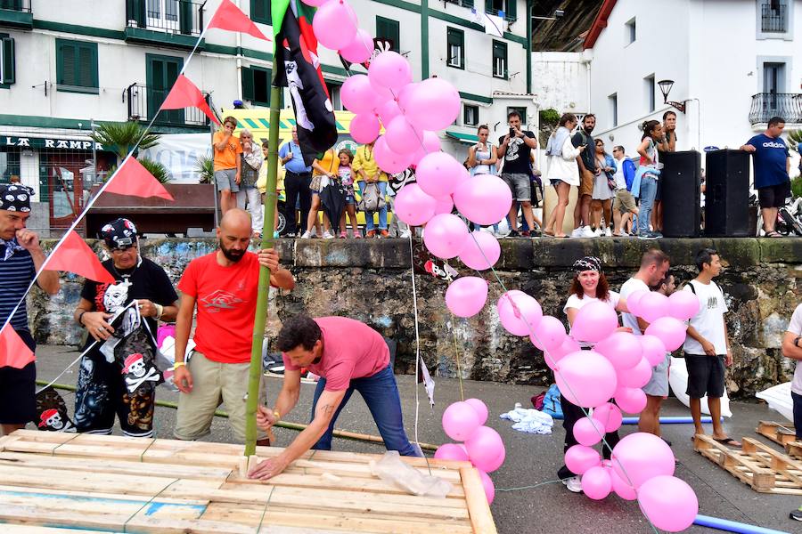 Eguraldia ez dute izan eta beraien alde, baina burutu dituzte lanak. Dena prest dago Flamenkan bazkaldu eta gero portutik Kontxako hondartzarako bidea egiteko