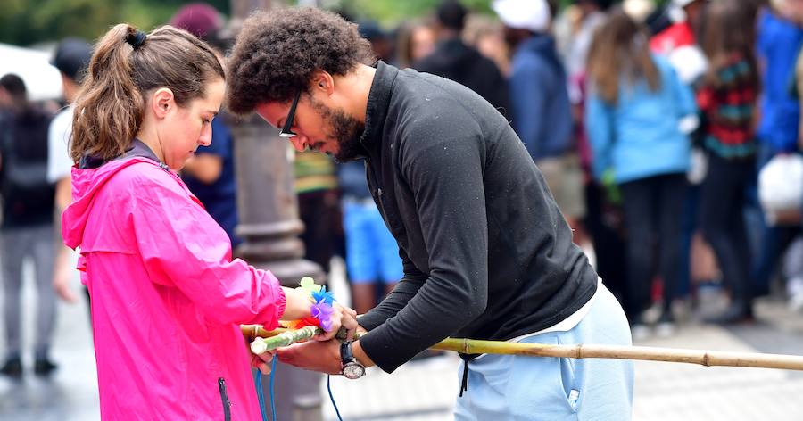 Eguraldia ez dute izan eta beraien alde, baina burutu dituzte lanak. Dena prest dago Flamenkan bazkaldu eta gero portutik Kontxako hondartzarako bidea egiteko