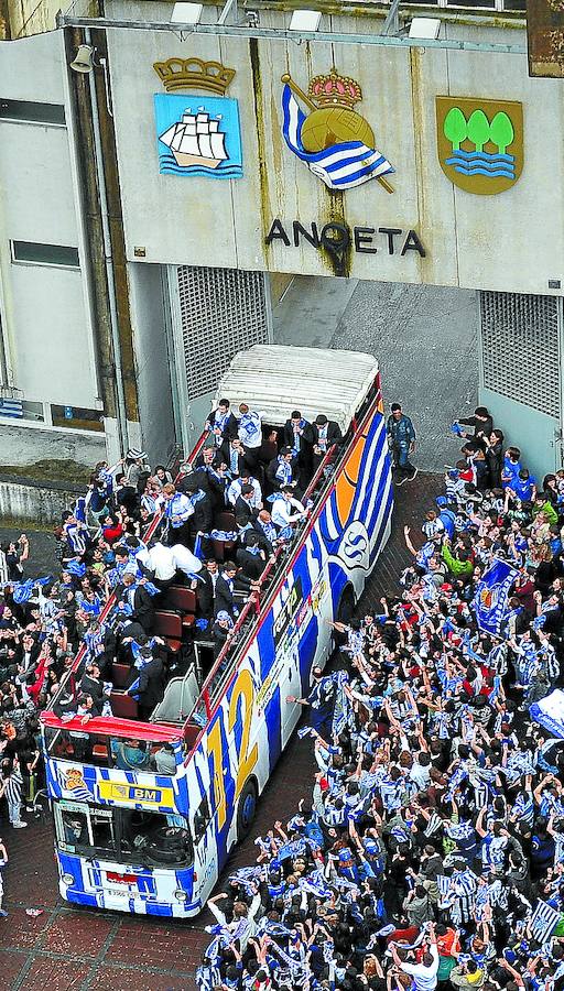 El día más feliz (13/06/10). La plantilla del ascenso, sobre el autobús descapotado. 