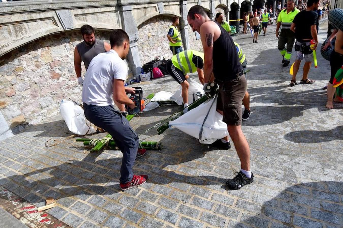 Eguraldia ez dute izan eta beraien alde, baina burutu dituzte lanak. Dena prest dago Flamenkan bazkaldu eta gero portutik Kontxako hondartzarako bidea egiteko