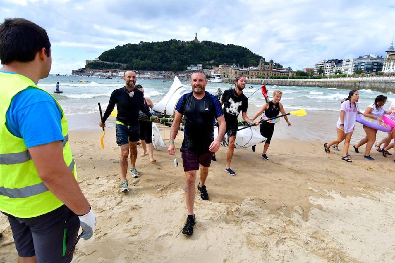 Eguraldia ez dute izan eta beraien alde, baina burutu dituzte lanak. Dena prest dago Flamenkan bazkaldu eta gero portutik Kontxako hondartzarako bidea egiteko