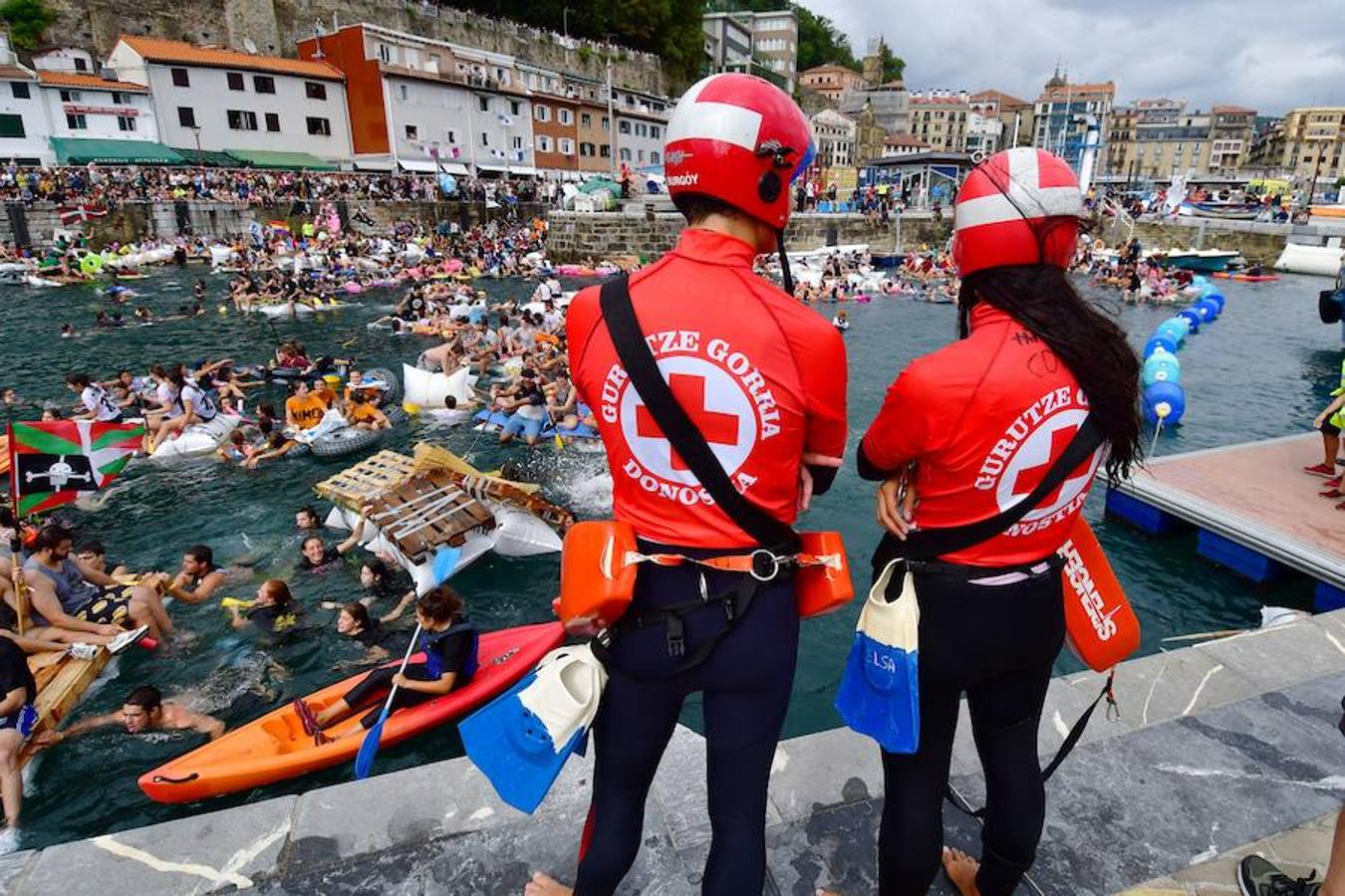 Eguraldia ez dute izan eta beraien alde, baina burutu dituzte lanak. Dena prest dago Flamenkan bazkaldu eta gero portutik Kontxako hondartzarako bidea egiteko