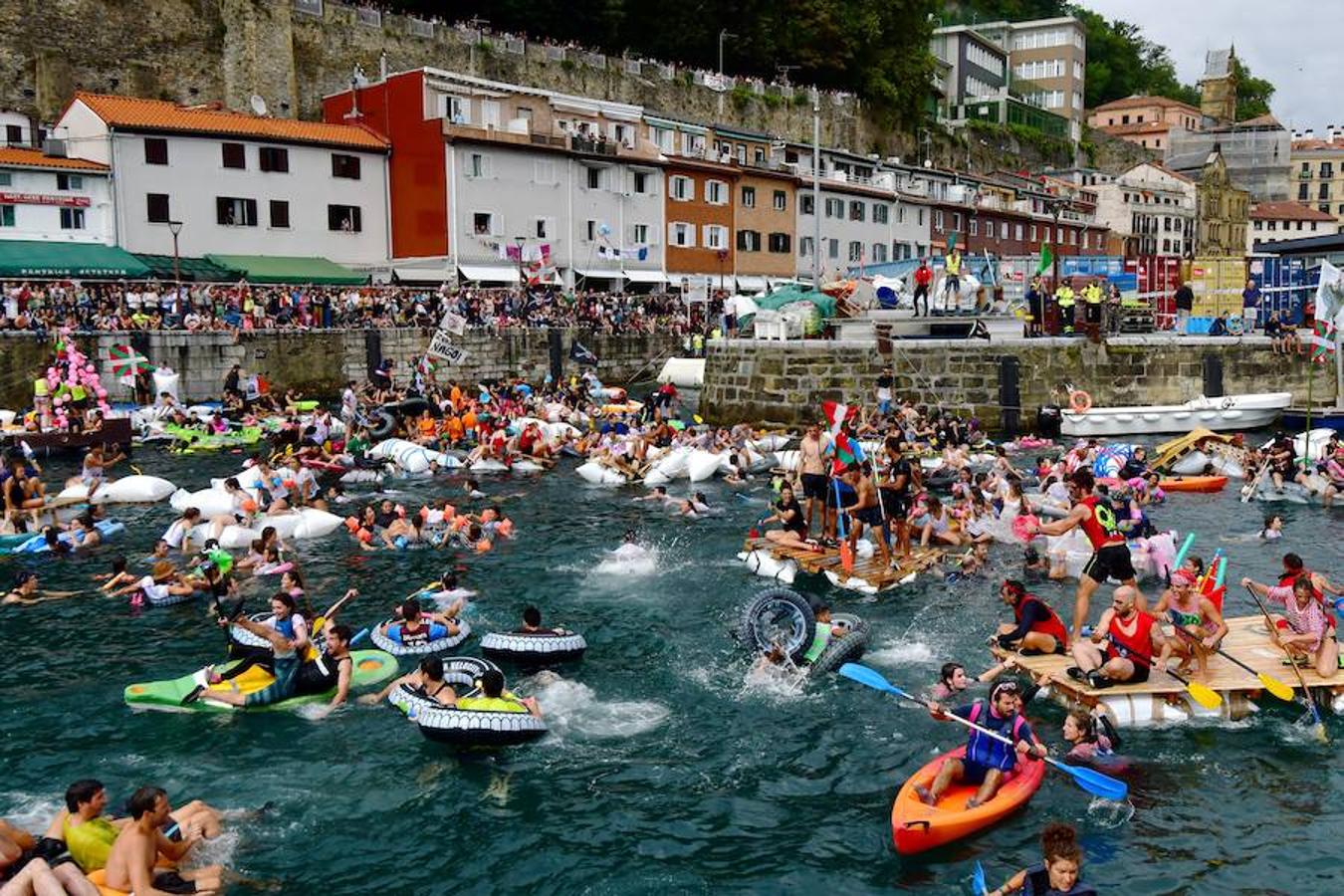 Eguraldia ez dute izan eta beraien alde, baina burutu dituzte lanak. Dena prest dago Flamenkan bazkaldu eta gero portutik Kontxako hondartzarako bidea egiteko