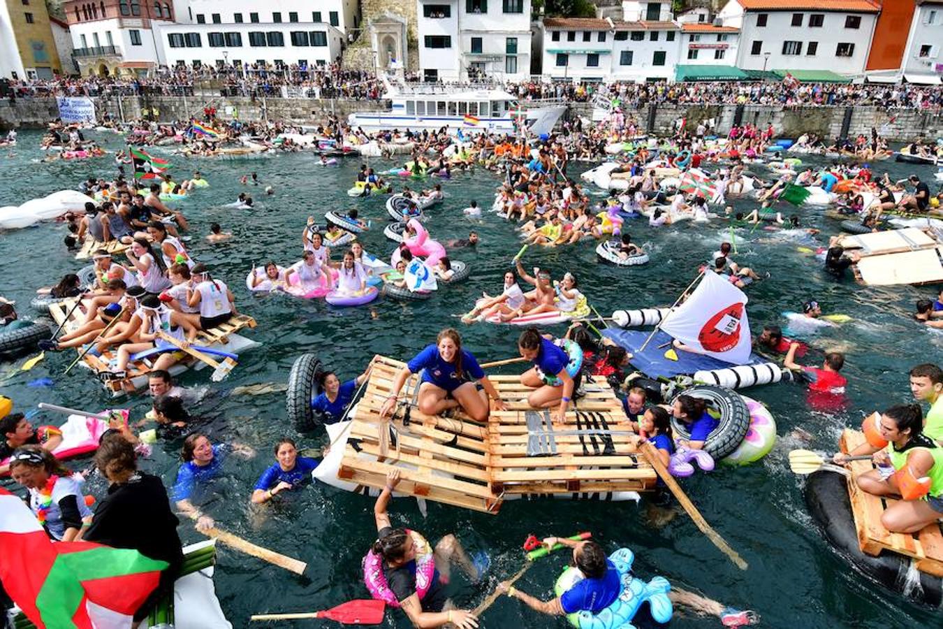 Eguraldia ez dute izan eta beraien alde, baina burutu dituzte lanak. Dena prest dago Flamenkan bazkaldu eta gero portutik Kontxako hondartzarako bidea egiteko
