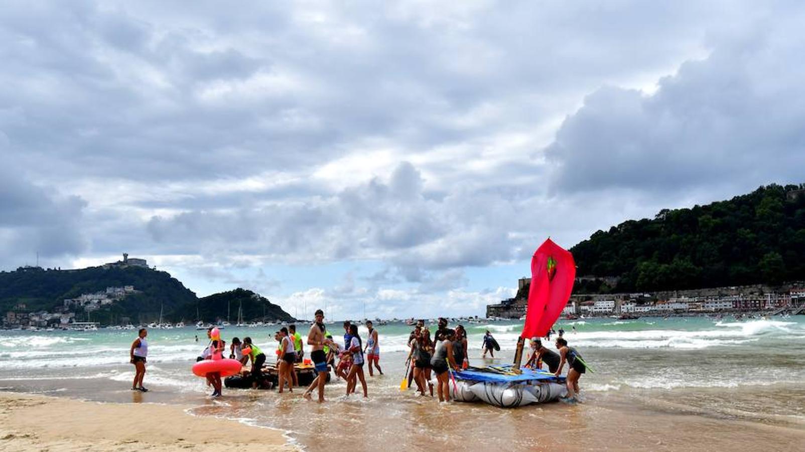 Eguraldia ez dute izan eta beraien alde, baina burutu dituzte lanak. Dena prest dago Flamenkan bazkaldu eta gero portutik Kontxako hondartzarako bidea egiteko