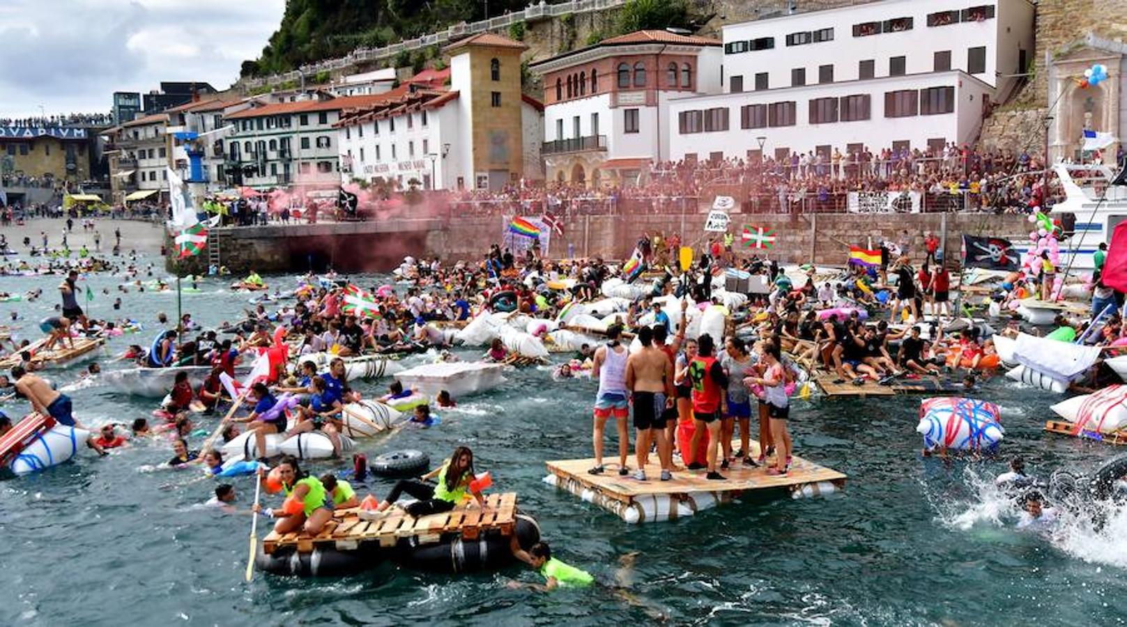 Eguraldia ez dute izan eta beraien alde, baina burutu dituzte lanak. Dena prest dago Flamenkan bazkaldu eta gero portutik Kontxako hondartzarako bidea egiteko