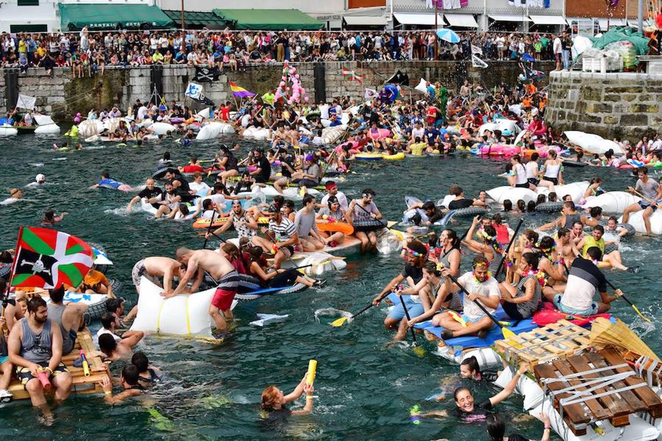 Eguraldia ez dute izan eta beraien alde, baina burutu dituzte lanak. Dena prest dago Flamenkan bazkaldu eta gero portutik Kontxako hondartzarako bidea egiteko