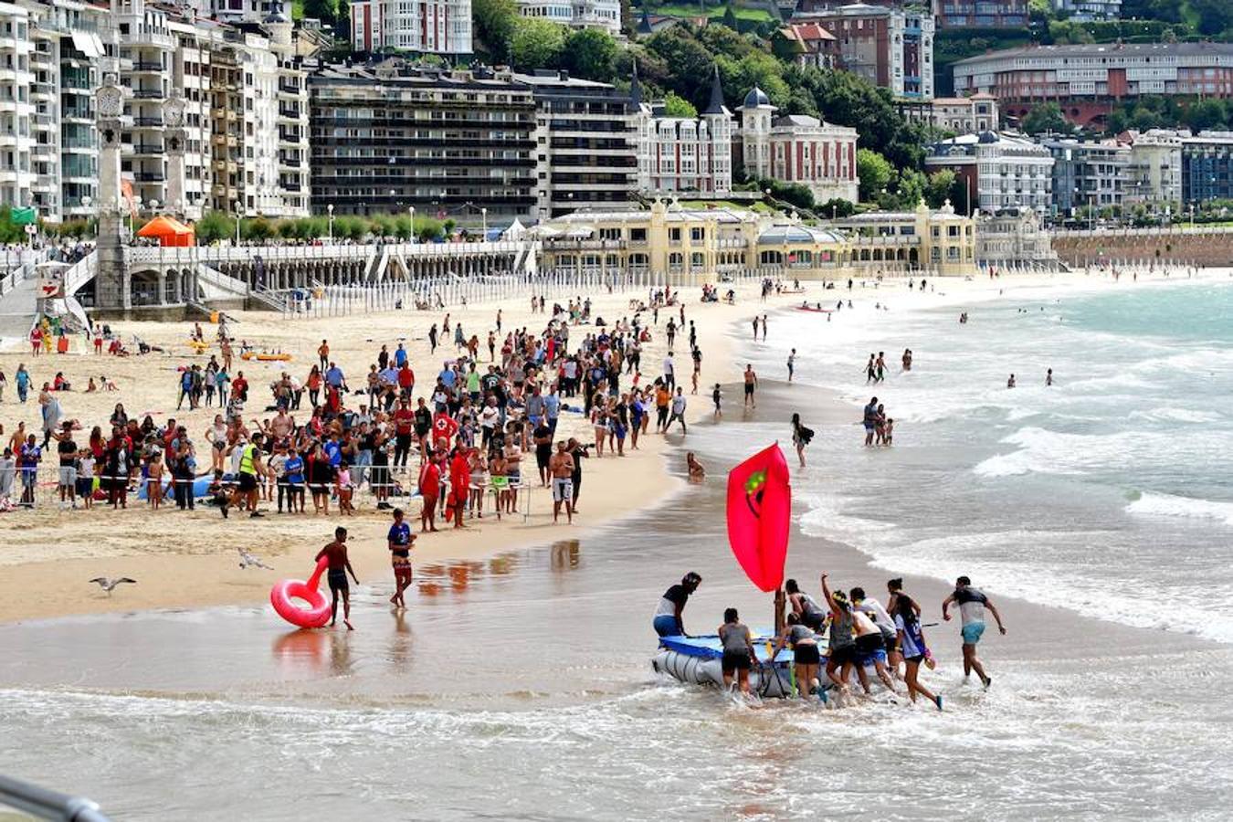Eguraldia ez dute izan eta beraien alde, baina burutu dituzte lanak. Dena prest dago Flamenkan bazkaldu eta gero portutik Kontxako hondartzarako bidea egiteko