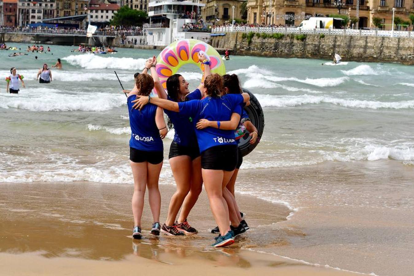 Eguraldia ez dute izan eta beraien alde, baina burutu dituzte lanak. Dena prest dago Flamenkan bazkaldu eta gero portutik Kontxako hondartzarako bidea egiteko
