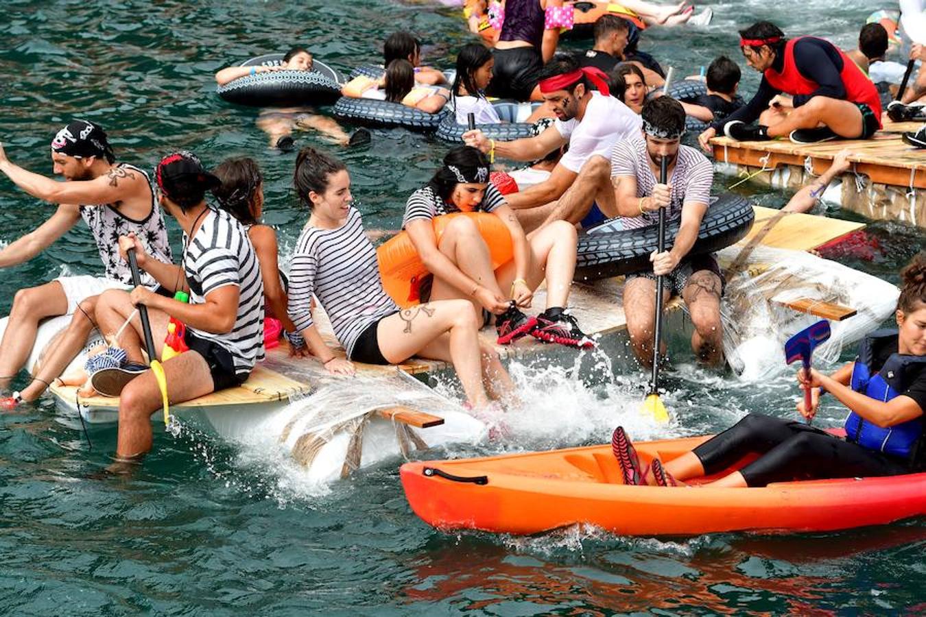 Eguraldia ez dute izan eta beraien alde, baina burutu dituzte lanak. Dena prest dago Flamenkan bazkaldu eta gero portutik Kontxako hondartzarako bidea egiteko