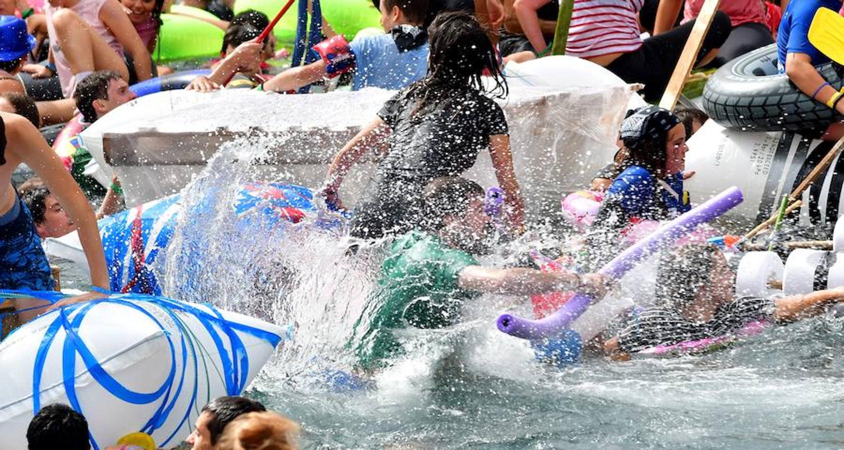 Eguraldia ez dute izan eta beraien alde, baina burutu dituzte lanak. Dena prest dago Flamenkan bazkaldu eta gero portutik Kontxako hondartzarako bidea egiteko