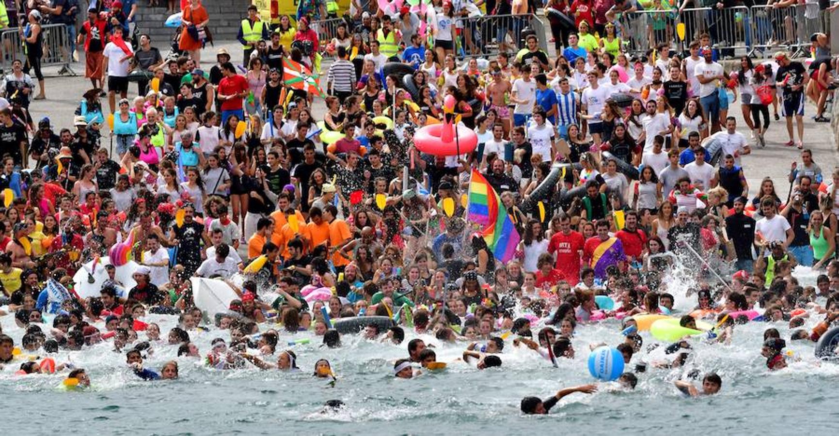 Eguraldia ez dute izan eta beraien alde, baina burutu dituzte lanak. Dena prest dago Flamenkan bazkaldu eta gero portutik Kontxako hondartzarako bidea egiteko