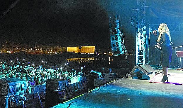 Miles de personas presenciaron el sábado la actuación de la irundarra Amaia Montero, que protagonizó el primero de los conciertos de Sagüés en la actual edición de la Aste Nagusia donostiarra. 