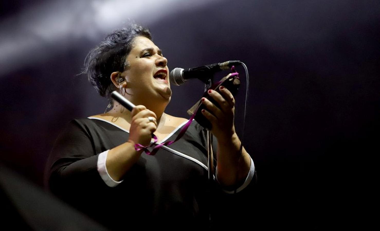 El grupo Zea Mays puso al público a bailar y cantar en la explanada de Sagüés en el concierto que ofrecieron el domingo en las fiestas de Semana Grande de San Sebastián. 