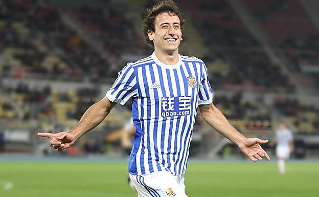 Mikel Oyarzabal celebra un gol.