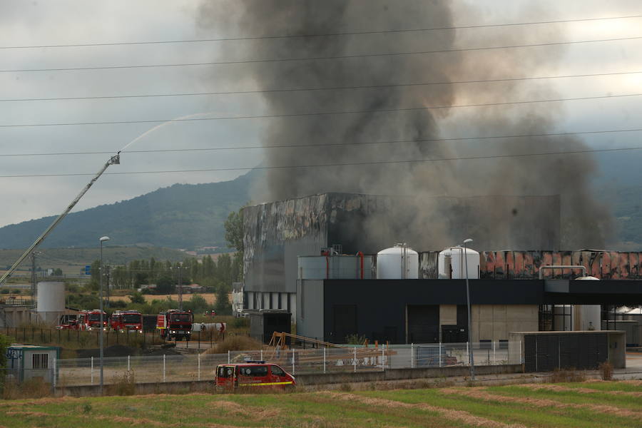 La planta que la quesería Aldanondo tiene en el polígono industrial Litutxipi, en Salvatierra, ha quedado completamente destruida como consecuencia de un pavoroso incendio declarado en la madrugada de este lunes. Las llamas, originadas hacia las 1.15 horas, ya han sido controladas.