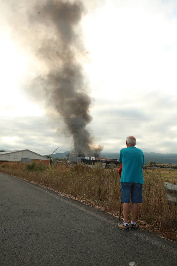 La planta que la quesería Aldanondo tiene en el polígono industrial Litutxipi, en Salvatierra, ha quedado completamente destruida como consecuencia de un pavoroso incendio declarado en la madrugada de este lunes. Las llamas, originadas hacia las 1.15 horas, ya han sido controladas.