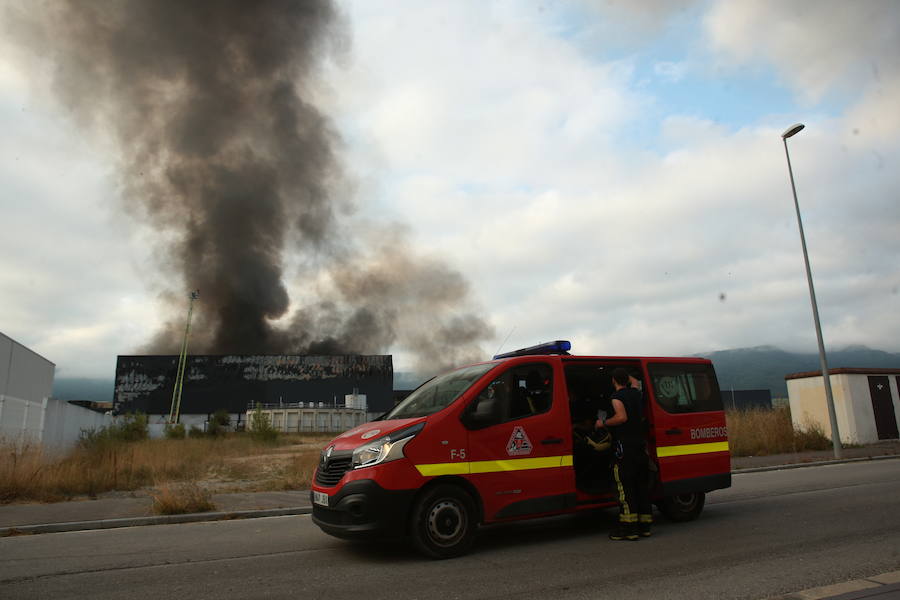 La planta que la quesería Aldanondo tiene en el polígono industrial Litutxipi, en Salvatierra, ha quedado completamente destruida como consecuencia de un pavoroso incendio declarado en la madrugada de este lunes. Las llamas, originadas hacia las 1.15 horas, ya han sido controladas.