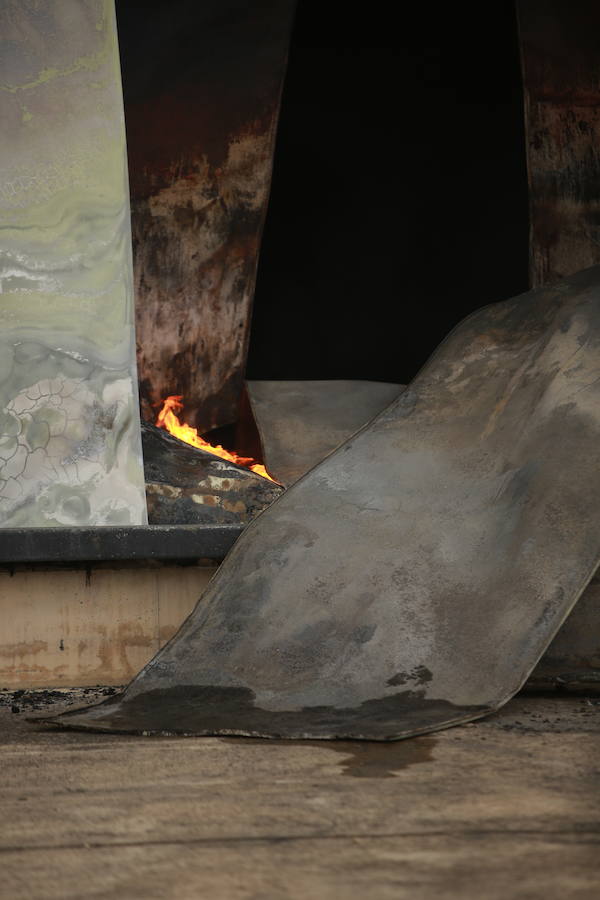 La planta que la quesería Aldanondo tiene en el polígono industrial Litutxipi, en Salvatierra, ha quedado completamente destruida como consecuencia de un pavoroso incendio declarado en la madrugada de este lunes. Las llamas, originadas hacia las 1.15 horas, ya han sido controladas.