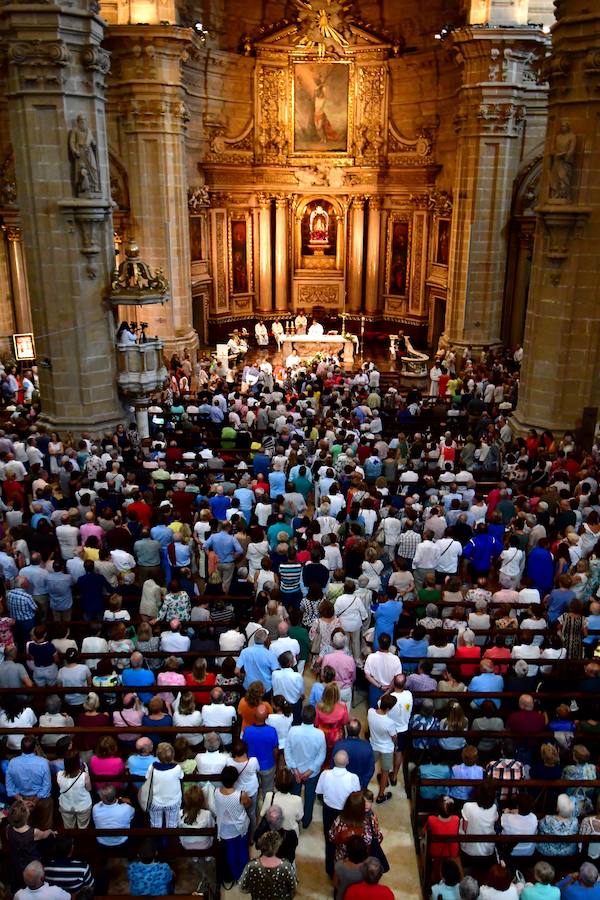 El obispo de San Sebastián, José Ignacio Munilla, ha presidido este martes la Santa Misa tras la cual se ha entonado la tradicional 'Salve' a la Virgen de Linitio Refice en la Basílica de Santa María de la capital guipuzcoana, en el marco de las celebraciones de la Semana Grande donostiarra