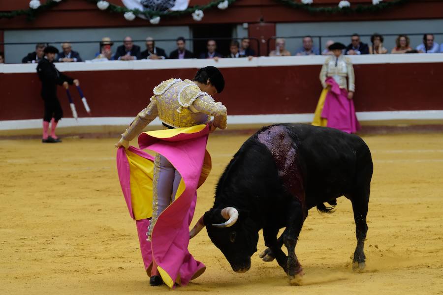 La ausencia de Cayetano ha convertido la corrida en un mano a mano entre Roca Rey y Enrique Ponce