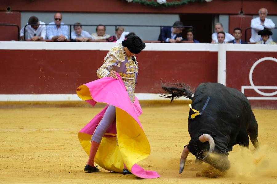 La ausencia de Cayetano ha convertido la corrida en un mano a mano entre Roca Rey y Enrique Ponce