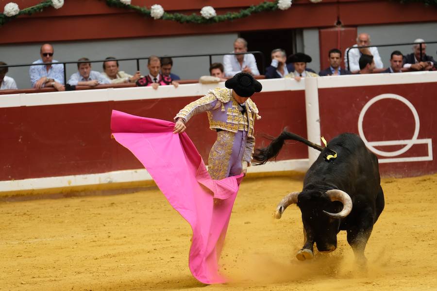 La ausencia de Cayetano ha convertido la corrida en un mano a mano entre Roca Rey y Enrique Ponce