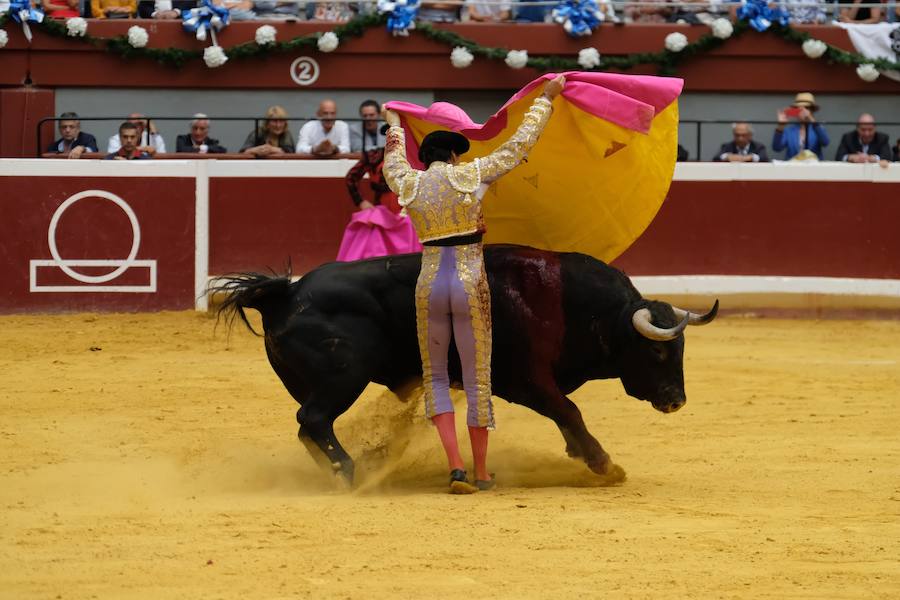 La ausencia de Cayetano ha convertido la corrida en un mano a mano entre Roca Rey y Enrique Ponce