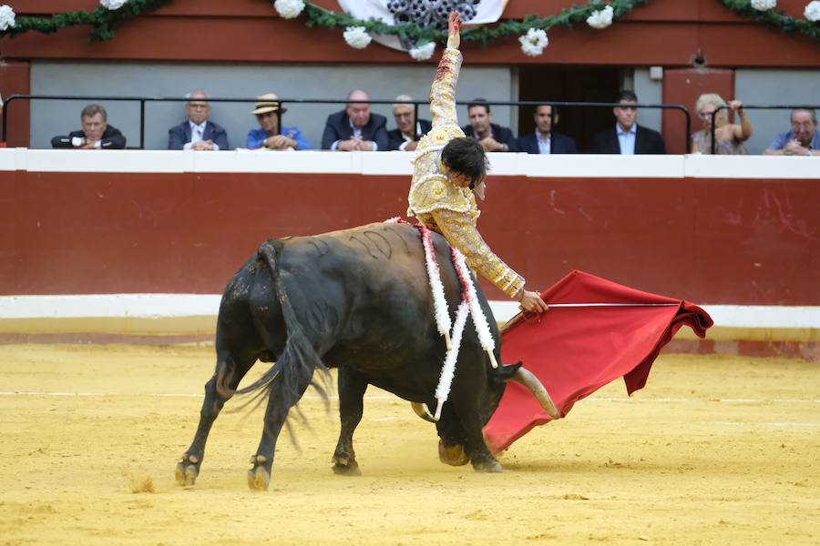 La ausencia de Cayetano ha convertido la corrida en un mano a mano entre Roca Rey y Enrique Ponce