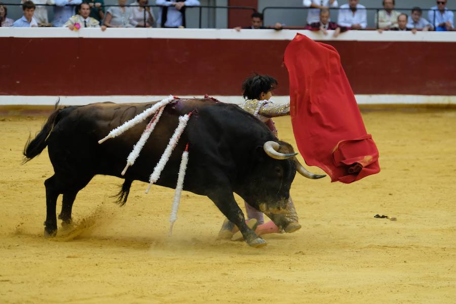 La ausencia de Cayetano ha convertido la corrida en un mano a mano entre Roca Rey y Enrique Ponce