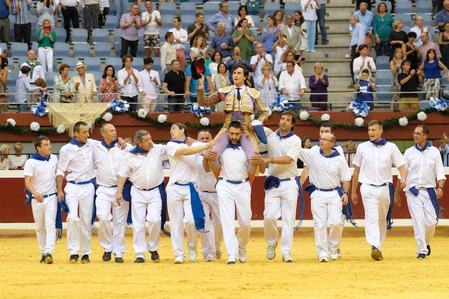 La ausencia de Cayetano ha convertido la corrida en un mano a mano entre Roca Rey y Enrique Ponce