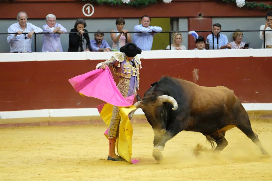 La ausencia de Cayetano ha convertido la corrida en un mano a mano entre Roca Rey y Enrique Ponce