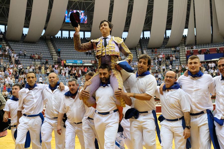 La ausencia de Cayetano ha convertido la corrida en un mano a mano entre Roca Rey y Enrique Ponce