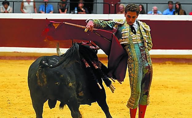De Purísima y oro Ginés; negro zaino 'Juglero'. Toro y torero se gustan en una manoletina. Era el sexto de la tarde, el del triunfo. 
