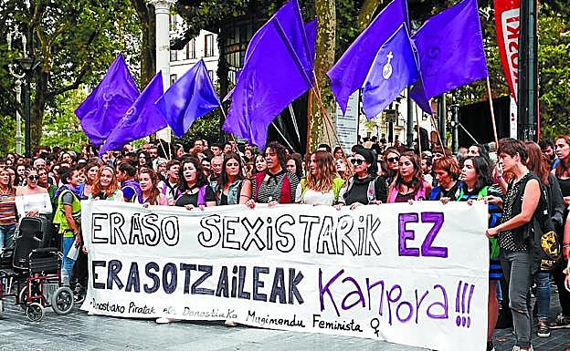 Piratas y grupos feministas se concentraron ayer contra las agresiones sexistas. 