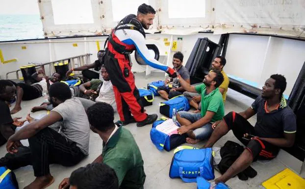 Fotografía cedida por la ONG SOS Mediterránée muestra a varios inmigrantes rescatados abordo del barco de rescate Aquarius en el Mediterráneo el 10 de agosto del 2018.