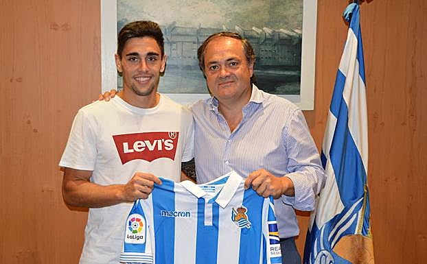 Merquelanz y Jokin Aperribay posan con la camiseta de la Real Sociedad. 