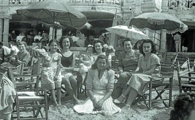 Mujeres en La Concha en 1948. ¿Hablarían quizás sobre el horario de los fuegos? 