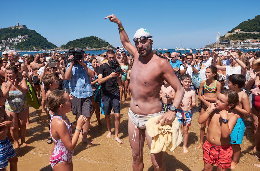 En su incesante esfuerzo por ayudar en la lucha contra la Esclerosis Lateral Amiotrófico (ELA), el nadador donostiarra Jaime Caballero ha culminado un nuevo desafío solidario, que le ha llevado a nadar ininterrumpidamente durante 25 horas. Con el objetivo de recaudar fondos y ayudar en la investigación contra esta enfermedad.
