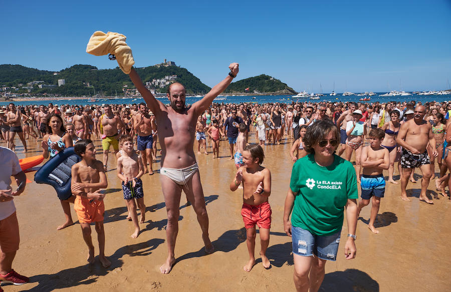 En su incesante esfuerzo por ayudar en la lucha contra la Esclerosis Lateral Amiotrófico (ELA), el nadador donostiarra Jaime Caballero ha culminado un nuevo desafío solidario, que le ha llevado a nadar ininterrumpidamente durante 25 horas. Con el objetivo de recaudar fondos y ayudar en la investigación contra esta enfermedad.