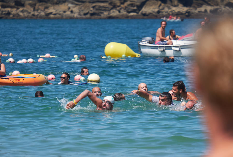 En su incesante esfuerzo por ayudar en la lucha contra la Esclerosis Lateral Amiotrófico (ELA), el nadador donostiarra Jaime Caballero ha culminado un nuevo desafío solidario, que le ha llevado a nadar ininterrumpidamente durante 25 horas. Con el objetivo de recaudar fondos y ayudar en la investigación contra esta enfermedad.