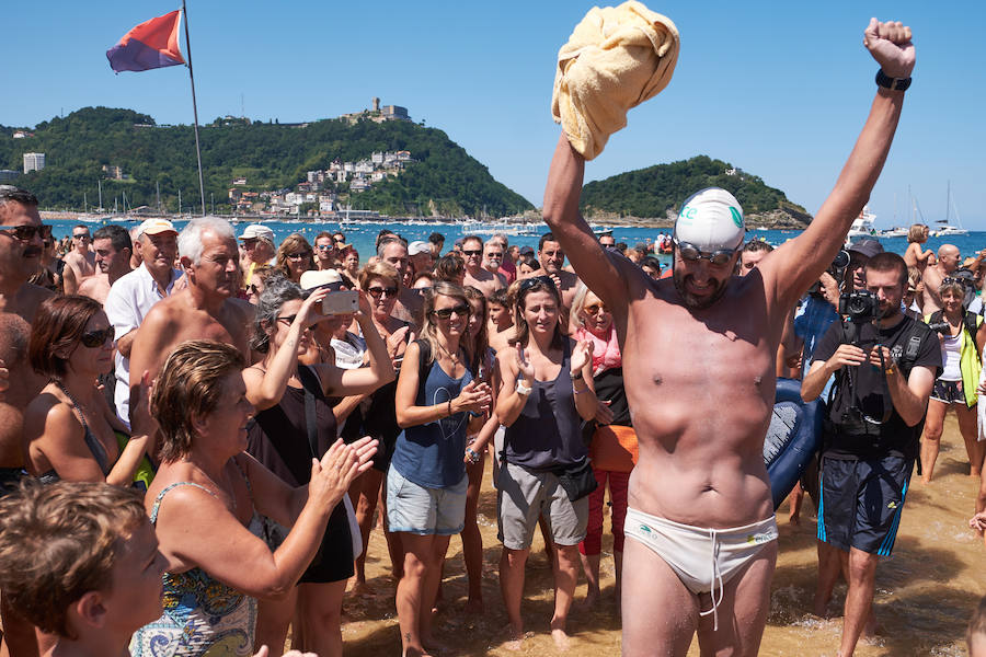 En su incesante esfuerzo por ayudar en la lucha contra la Esclerosis Lateral Amiotrófico (ELA), el nadador donostiarra Jaime Caballero ha culminado un nuevo desafío solidario, que le ha llevado a nadar ininterrumpidamente durante 25 horas. Con el objetivo de recaudar fondos y ayudar en la investigación contra esta enfermedad.