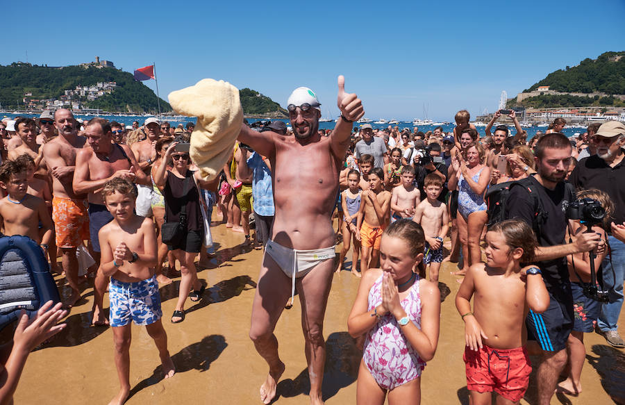 En su incesante esfuerzo por ayudar en la lucha contra la Esclerosis Lateral Amiotrófico (ELA), el nadador donostiarra Jaime Caballero ha culminado un nuevo desafío solidario, que le ha llevado a nadar ininterrumpidamente durante 25 horas. Con el objetivo de recaudar fondos y ayudar en la investigación contra esta enfermedad.
