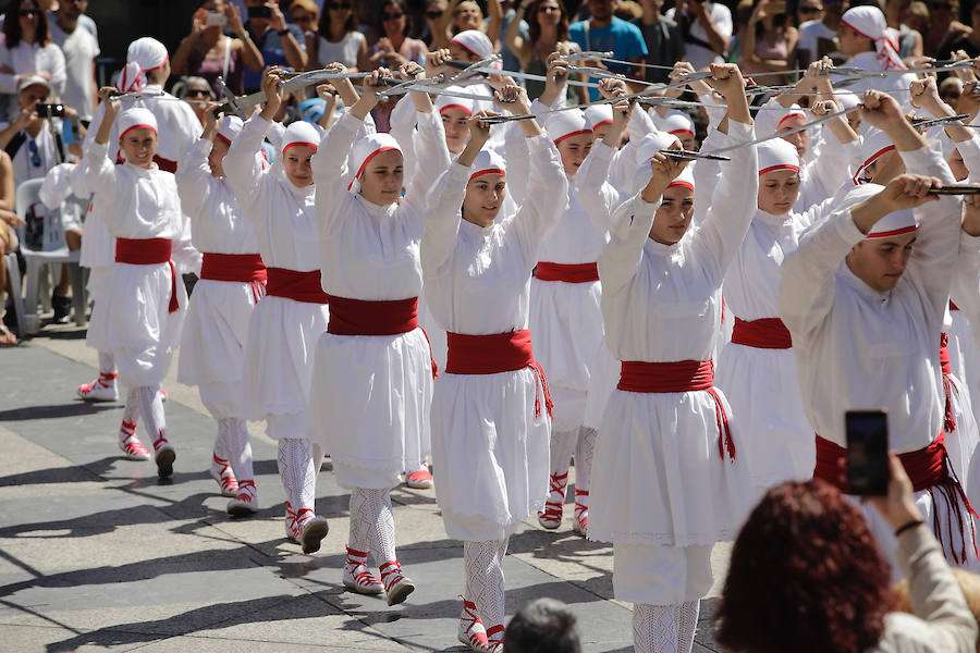 La multitud que se ha acercado a la plaza de la Constitución esta mañana, ha disfrutado de la actuación de los dantzaris Arkaitz de Añorga.