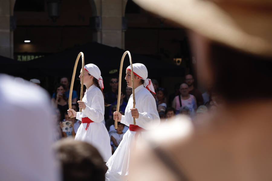 La multitud que se ha acercado a la plaza de la Constitución esta mañana, ha disfrutado de la actuación de los dantzaris Arkaitz de Añorga.
