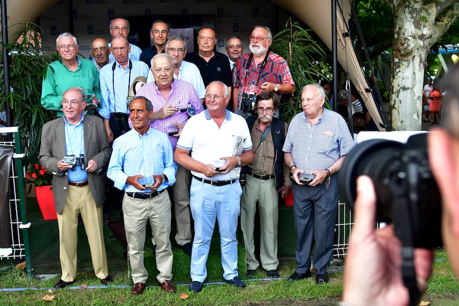 El caballo tordo de 4 años 'Cnicht' se ha impuesto este miércoles en los 2.400 metros de la Copa de Oro de San Sebastián, la carrera estrella del hipódromo donostiarra, con la monta del jockey Roberto Carlos Montenegro.