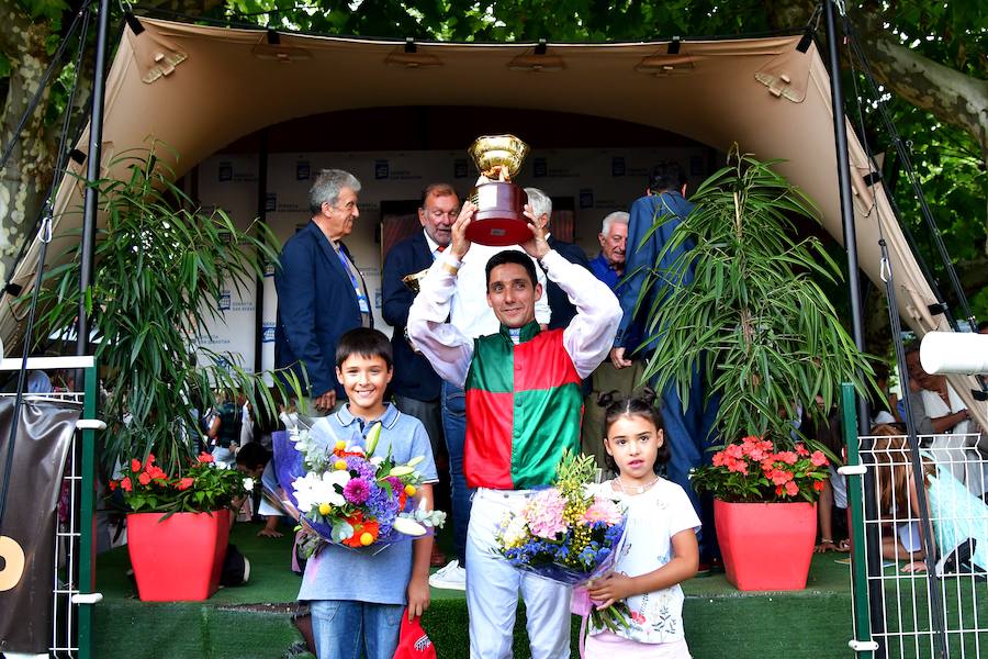 El caballo tordo de 4 años 'Cnicht' se ha impuesto este miércoles en los 2.400 metros de la Copa de Oro de San Sebastián, la carrera estrella del hipódromo donostiarra, con la monta del jockey Roberto Carlos Montenegro.