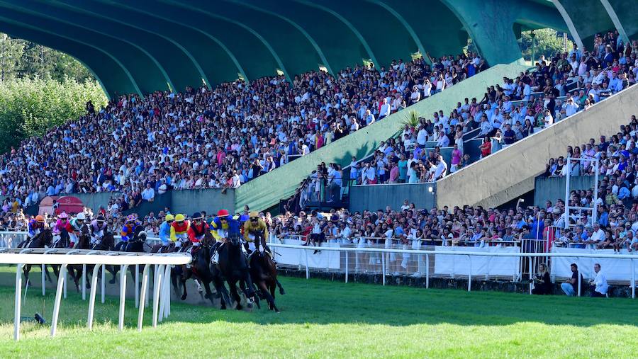 El caballo tordo de 4 años 'Cnicht' se ha impuesto este miércoles en los 2.400 metros de la Copa de Oro de San Sebastián, la carrera estrella del hipódromo donostiarra, con la monta del jockey Roberto Carlos Montenegro.
